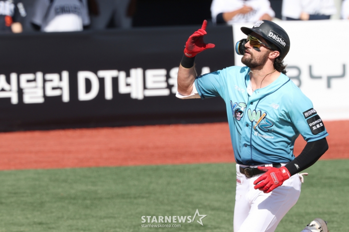 Демонстрационный матч Лиги SOL Bank KBO 2026 года между KTWiz и Hanwha Eagles состоялся 17-го числа в парке KTWiz в Сувоне.  КТ Хиллиард является хозяином первого хоумрана в конце шестого иннинга. /Фото = Ожидание Ким Чжин Гёна