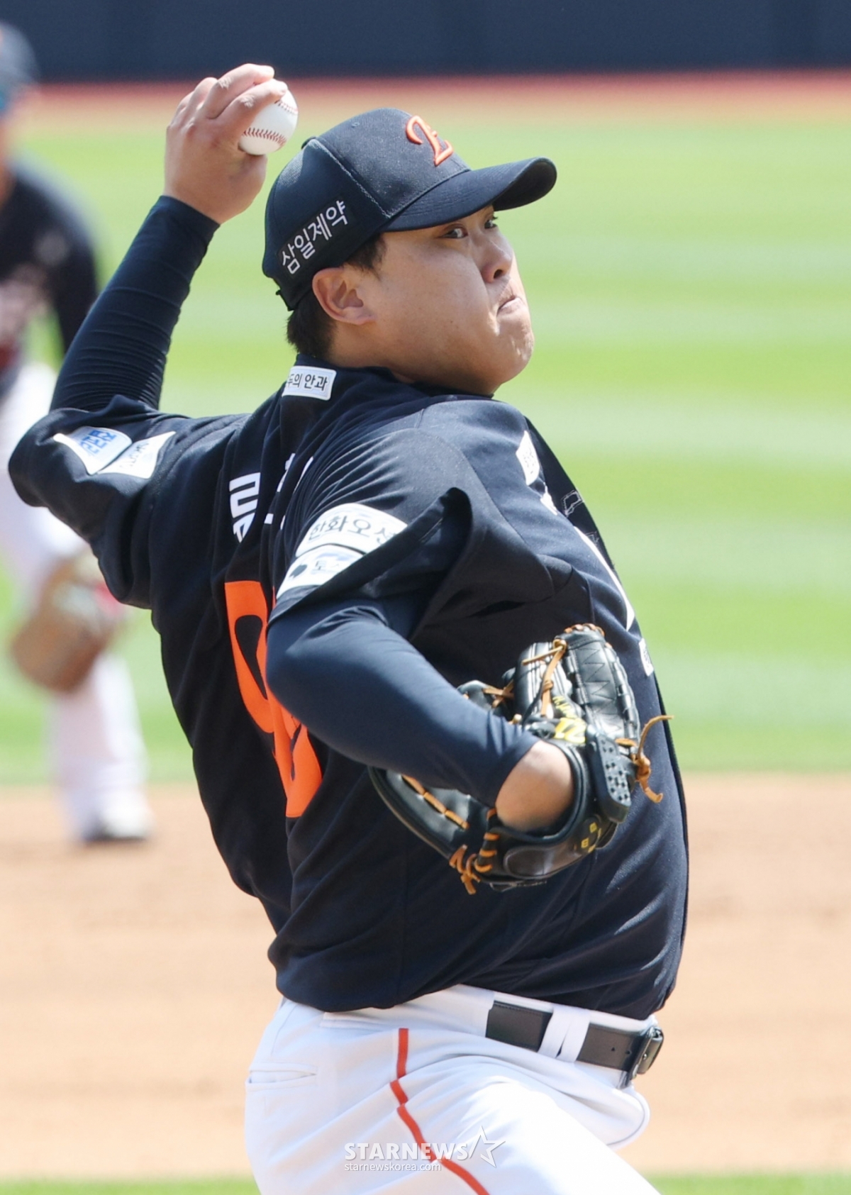 El partido de pretemporada de la Liga KBO Shinhan SOL Bank 2026 entre KT Wiz y Hanwha Eagles se disputó el día 17 en el parque KT Wiz de Suwon. Hanwha, con el lanzador abridor Ryu Hyun-jin en el montículo. /foto=corresponsal jefe Kim Jin-kyung