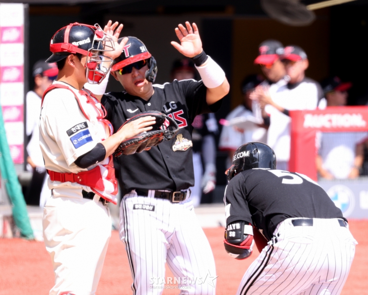 LG Twins' Moon Jung-bin (right) is seen receiving a welcome from Park Dong-won after hitting a two-run home run with no outs and a runner on first in the bottom of the 2nd inning during the 2026 Shinhan SOL KBO League away game against SSG Landers at Incheon SSG Landers Field on the 17th. /Photo=Senior reporter Kang Young-jo
