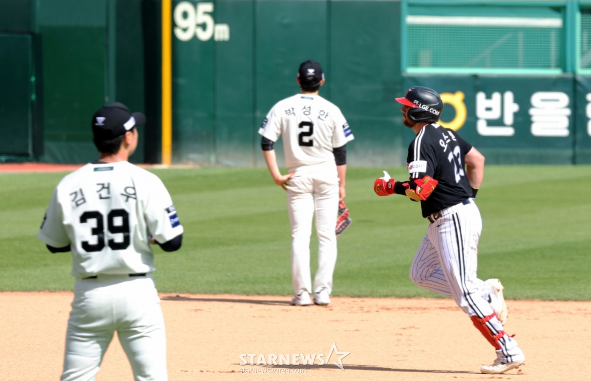 LG Twins' Austin Dean (right) is seen rounding the bases after hitting a three-run home run to left field against Kim Geon-woo with two outs and runners on second and third in the bottom of the 5th inning during the 2026 Shinhan SOL KBO League away game against SSG Landers at Incheon SSG Landers Field on the 17th. /Photo=Senior reporter Kang Young-jo