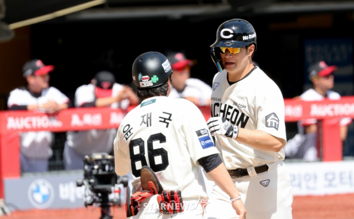 SSG Landers' Kim Jae-hwan is seen entering home plate after hitting a solo home run against Im Chan-kyu with one out in the top of the 2nd inning during the 2026 Shinhan SOL KBO League away game against LG Twins at Incheon SSG Landers Field on the 17th, receiving a welcome from coach Yoon Jae-guk. /Photo=Senior reporter Kang Young-jo