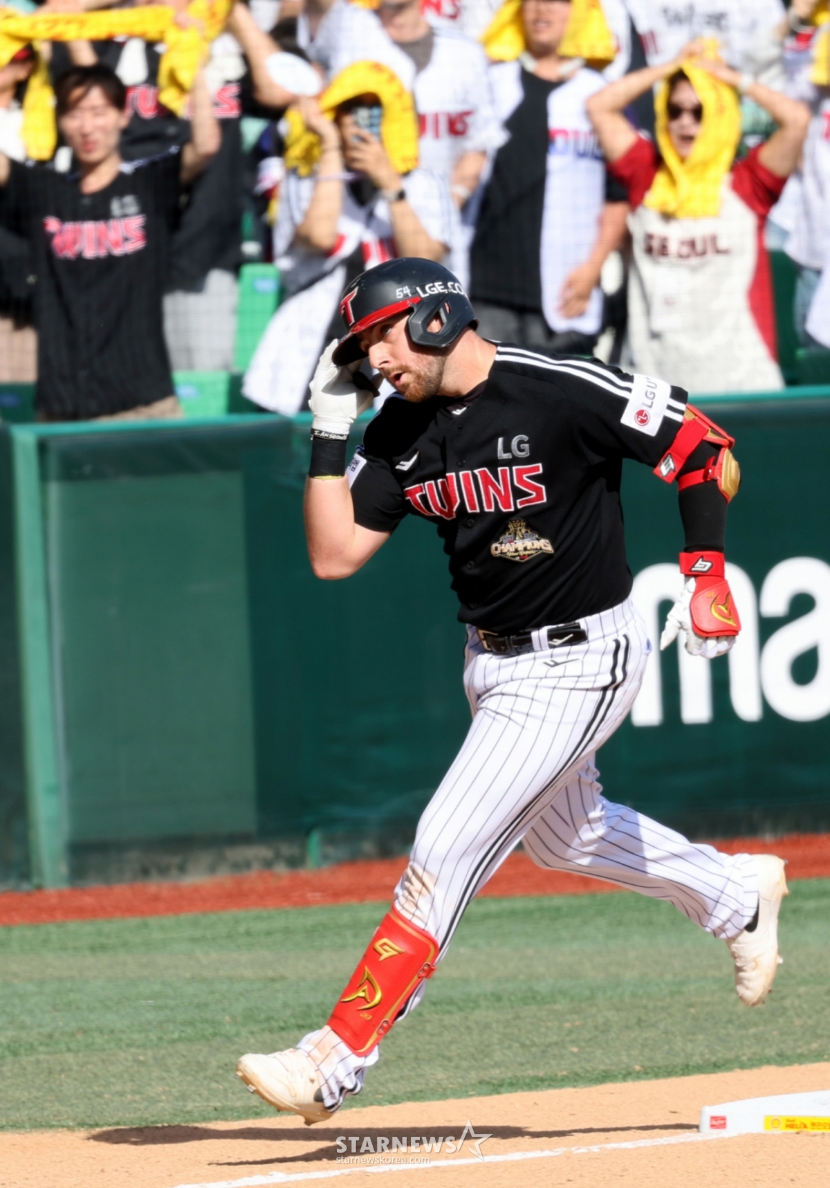 LG Twins' Austin Dean is seen rounding third base after hitting a solo home run with no outs in the top of the 8th inning during the 2026 Shinhan SOL KBO League away game against SSG Landers at Incheon SSG Landers Field on the 17th. /Photo=Senior reporter Kang Young-jo