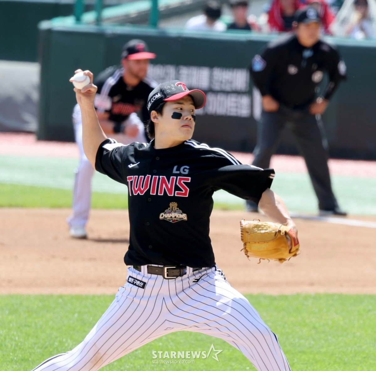 LG Twins' Lim Chan-kyu is seen pitching as the starting pitcher during the 2026 Shinhan SOL KBO League away game against SSG Landers at Incheon SSG Landers Field on the 17th. /Photo=Senior reporter Kang Young-jo