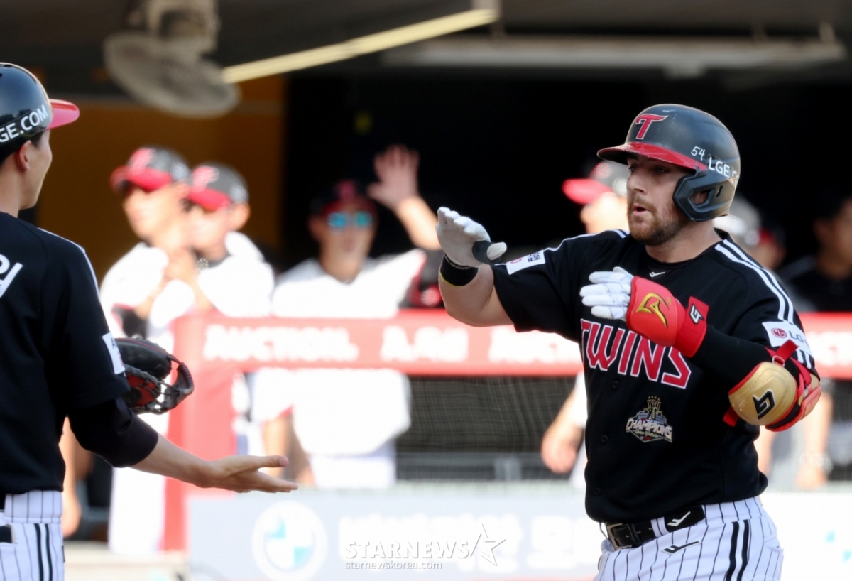 LG Twins' Austin Dean (fourth from the left) hits a solo home run in the bottom of the eighth inning during the 2026 Shinhan SOL KBO League away game against SSG Landers at Incheon SSG Landers Field on the 17th and heads toward home plate. /Photo=Senior reporter Kang Young-jo