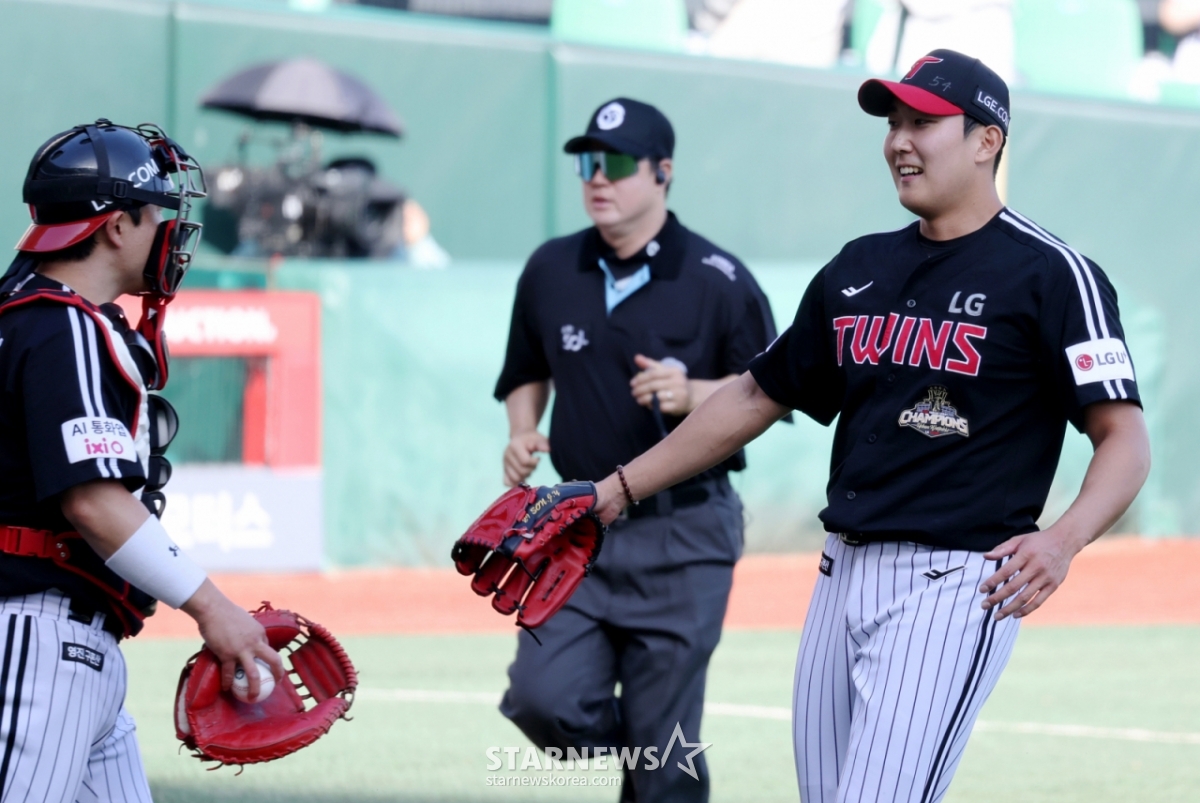 LG Twins' Son Ju-young (on the right) smiles after entering the game in the bottom of the ninth inning during the 2026 Shinhan SOL KBO League away game against SSG Landers at Incheon SSG Landers Field on the 17th to secure the team's victory. /Photo=Senior reporter Kang Young-jo