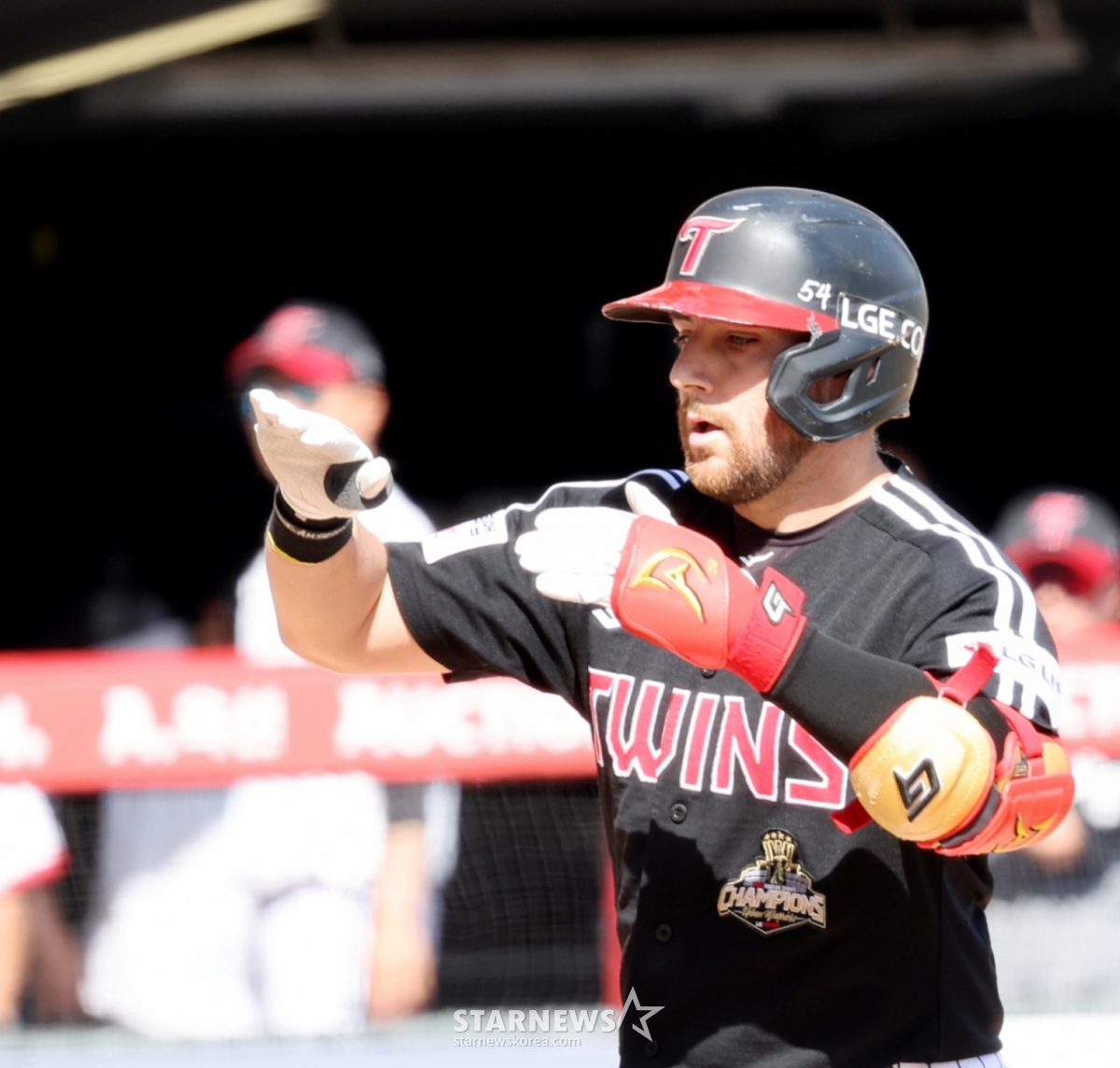 Остин Дин из LG Twins находится на домашней площадке после того, как 17-го числа в матче против SSG Landers совершил три хоум-рана в начале пятого иннинга. /Фото = Старший репортер Кан Ён Чжо