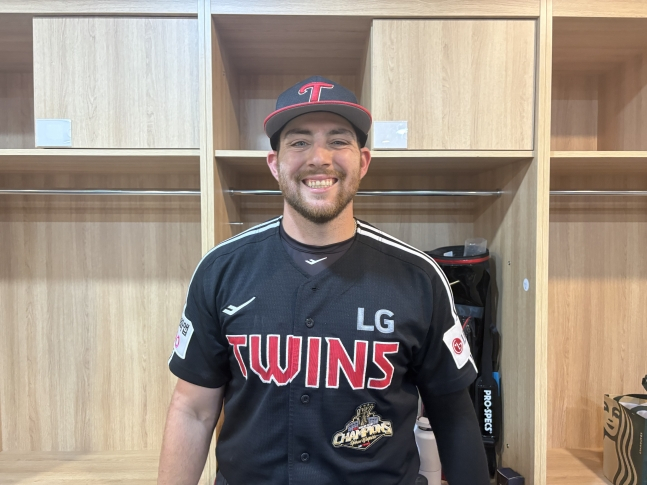 Остин Дин из LG Twins ярко улыбается после того, как 17-го числа привел команду к победе над SSG Landers двумя хоумранами. /Фото = Предоставлено LG Twins.