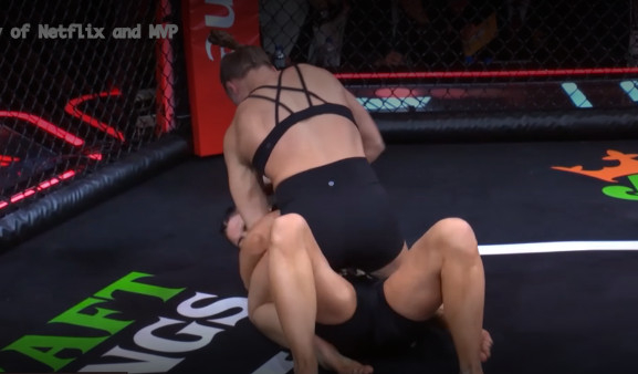 Quang cảnh trận đấu giữa Ronda Rouzi - Gina Carano. /Ảnh = Màn hình trực tiếp