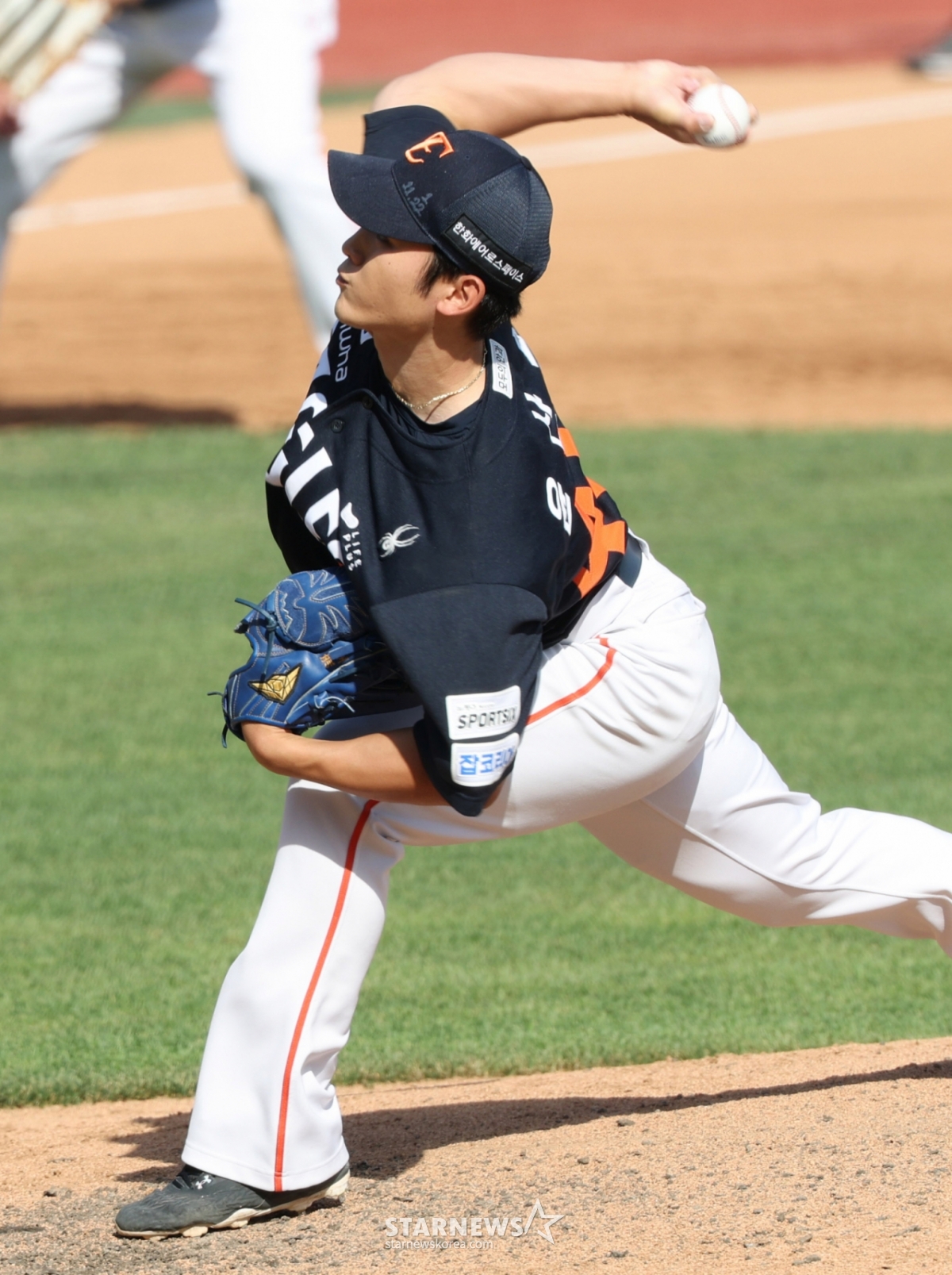 The 2026 Shinhan SOL Bank KBO League exhibition game between KT Wiz and Hanwha Eagles was held on the 17th at Suwon KT Wiz Park. Hanwha's Yoon San-heum is pitching hard. /Photo=Chief correspondent Kim Jin-kyung