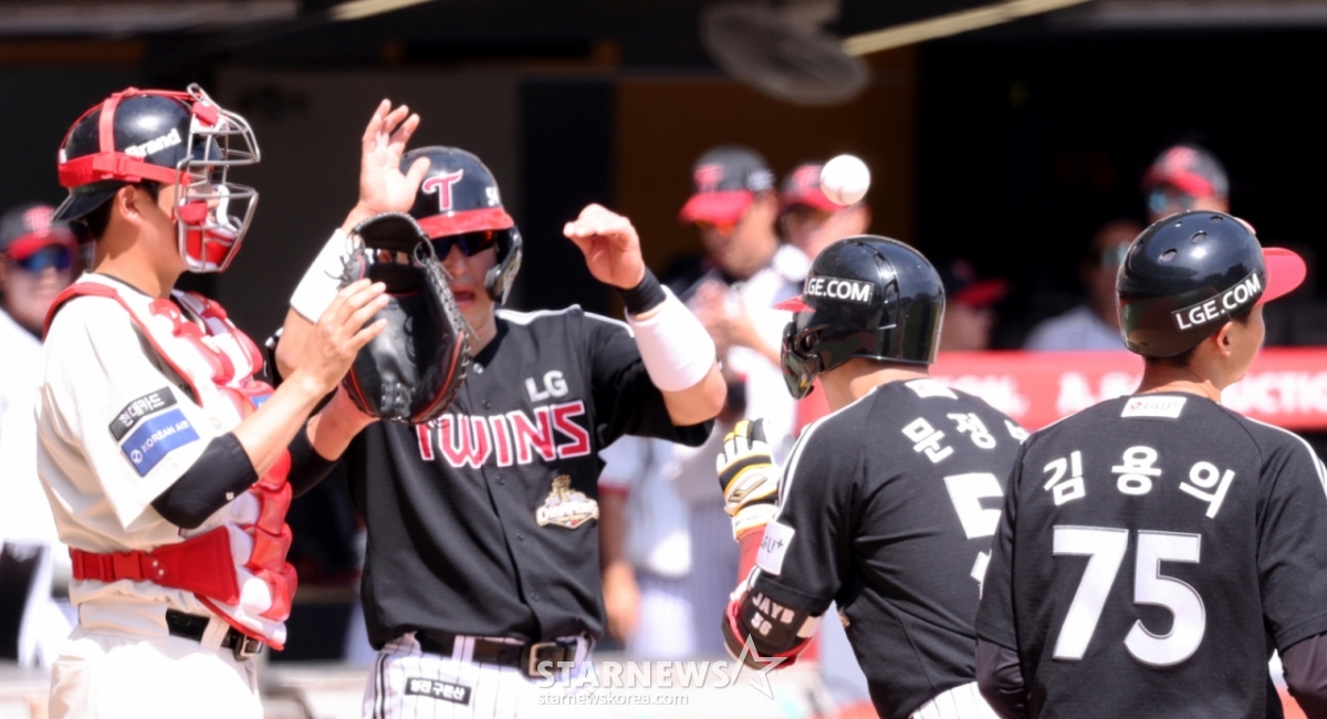LG Twins' Moon Jung-bin (third from the left) celebrates with Park Dong-won and Haifa Ibe after hitting a go-ahead two-run home run against Kim Geon-woo with no outs and a runner on first base in the bottom of the second inning during a road game against SSG Landers at Incheon SSG Landers Field on the 17th in the 2026 Shinhan SOL KBO League. /Photo=Senior reporter Kang Young-jo