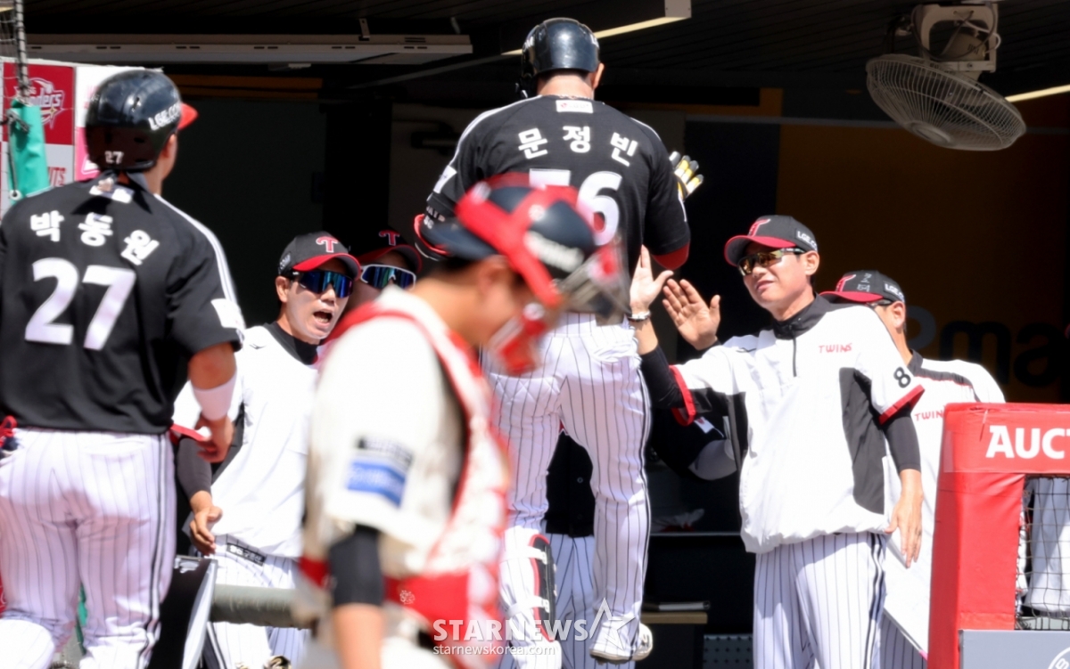 LG Twins' Moon Jung-bin (center) receives a warm welcome from manager Yeom Kyung-yeop in the dugout after hitting a go-ahead two-run home run against Kim Geon-woo with no outs and a runner on first base in the bottom of the second inning during a road game against SSG Landers at Incheon SSG Landers Field on the 17th in the 2026 Shinhan SOL KBO League. /Photo=Senior reporter Kang Young-jo