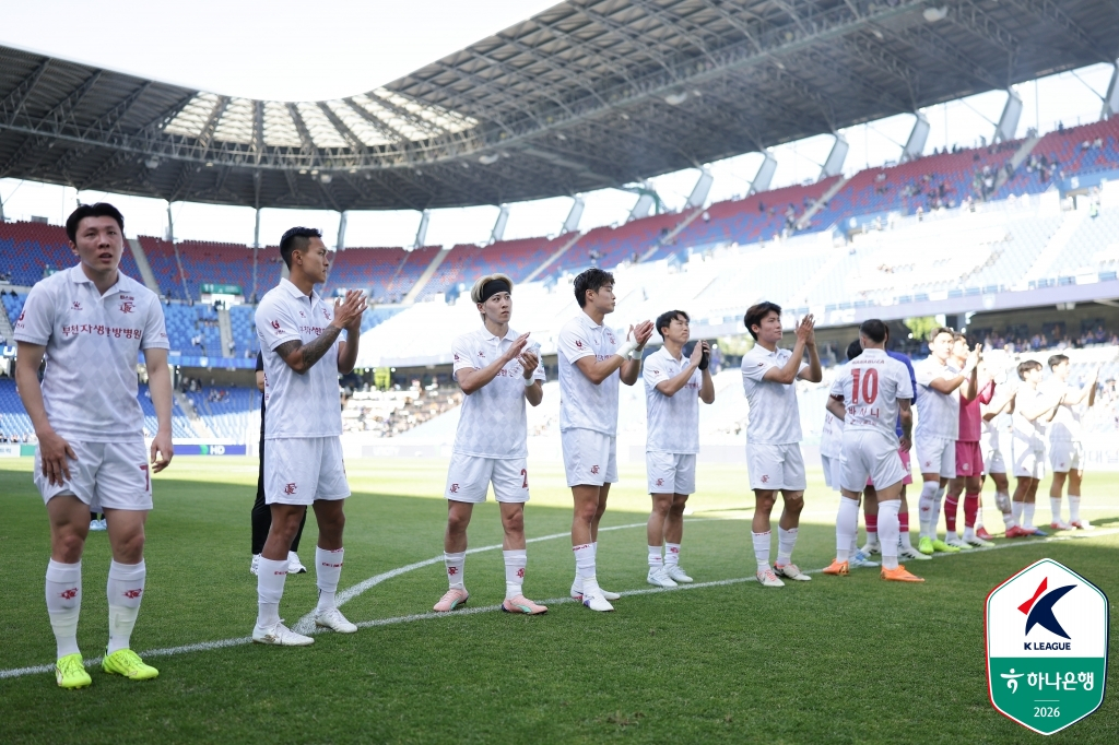 Jugadores de Bucheon FC saludando a los aficionados. /Foto=Federación Coreana de Fútbol Profesional