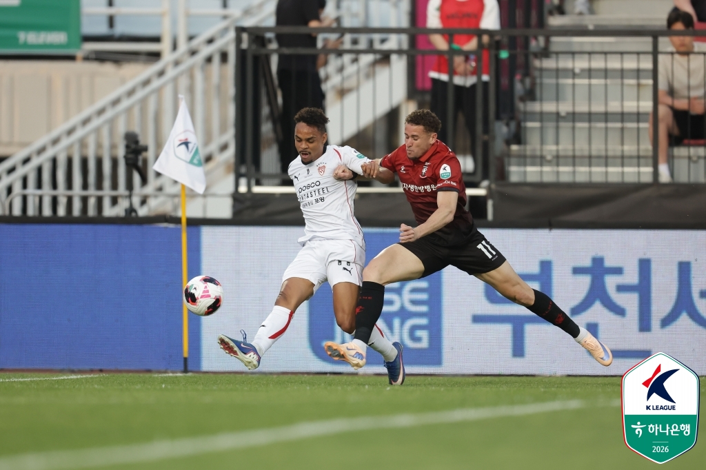 ジュニンヨ（左）とガレゴ。/写真=韓国プロサッカー連盟提供