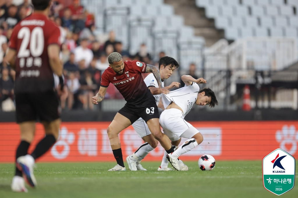 ガブリエル（中央）がボール争いを繰り広げている。 /写真=韓国プロサッカー連盟提供