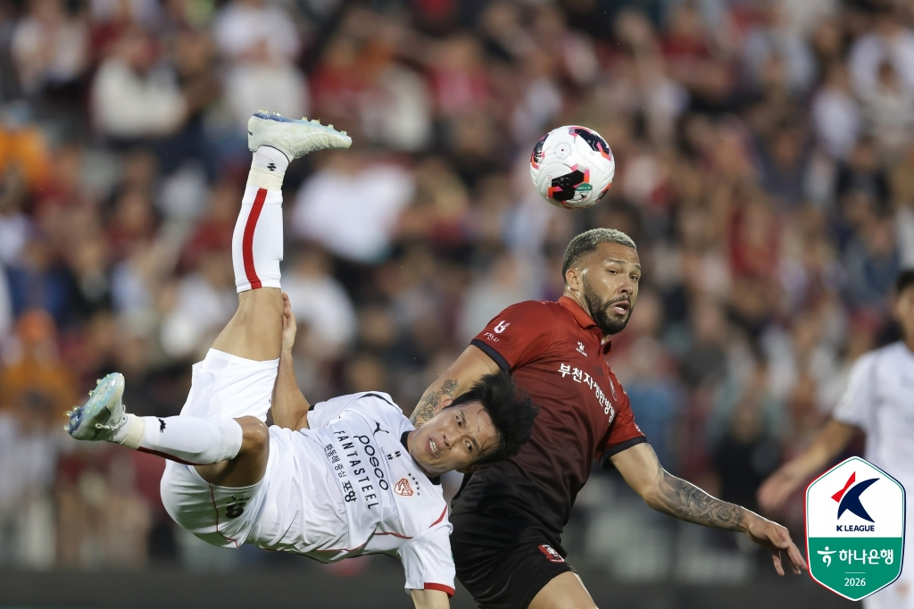 金スンホ（左）とガブリエル。 /写真=韓国プロサッカー連盟提供