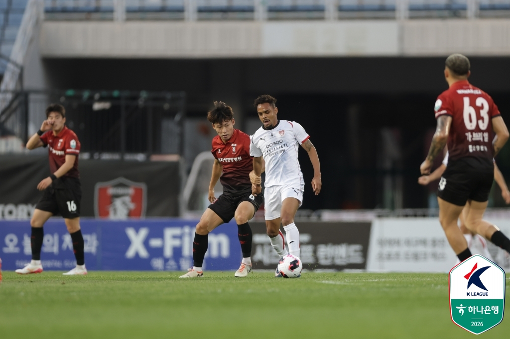 富川（プチョン）FC-浦項（ポハン）スティーラーズの試合場面。 /写真=韓国プロサッカー連盟提供