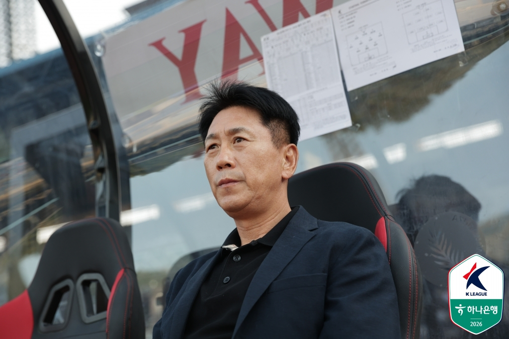 他就是浦项制铁队主教练朴泰夏。 =图为，韩国职业足球联盟提供。
