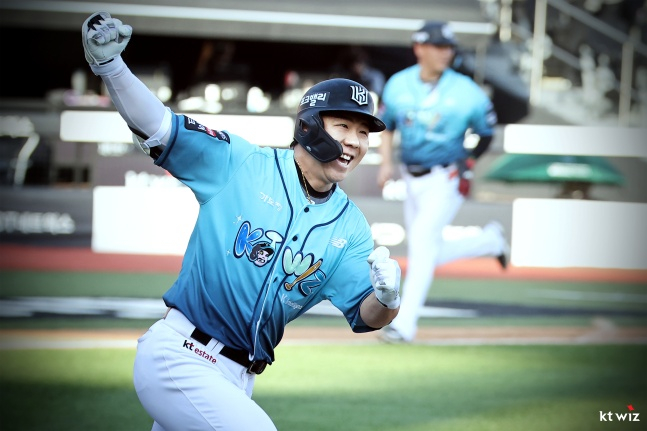 KT's Lee Jung-hoon celebrates after hitting the game-winning hit in the bottom of the 9th inning with one out and runners on first and third during the match against Hanwha Eagles in Suwon on the 17th. /Photo=KT Wiz provided