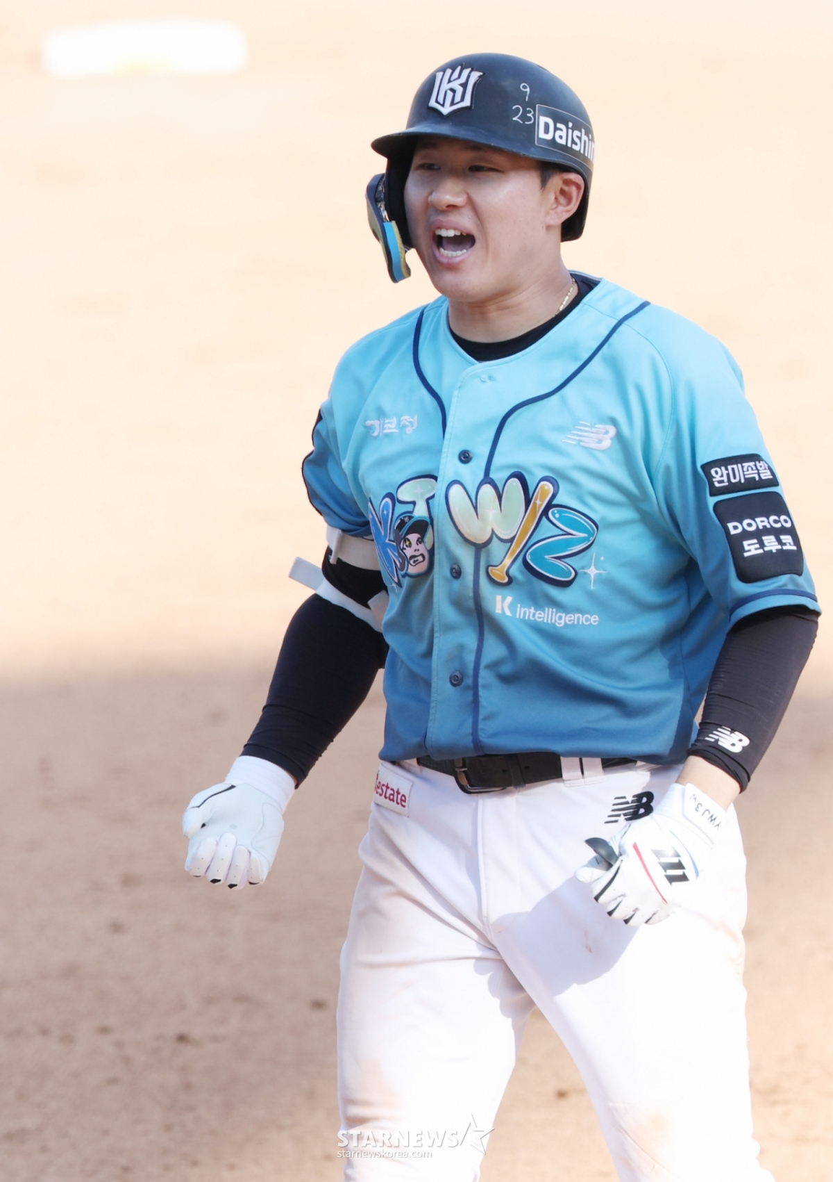 El partido de pretemporada de la Liga KBO Shinhan SOL Bank 2026 entre KT Wiz y Hanwha Eagles se disputó el día 17 en el Parque KT Wiz de Suwon. KT Choi Won-jun, tras conectar un hit de sacrificio con 1 carrera impulsada que le dio la victoria en el octavo inning con un out y corredores en segunda base, celebró su salida a base. /foto=corresponsal jefe Kim Jin-kyung