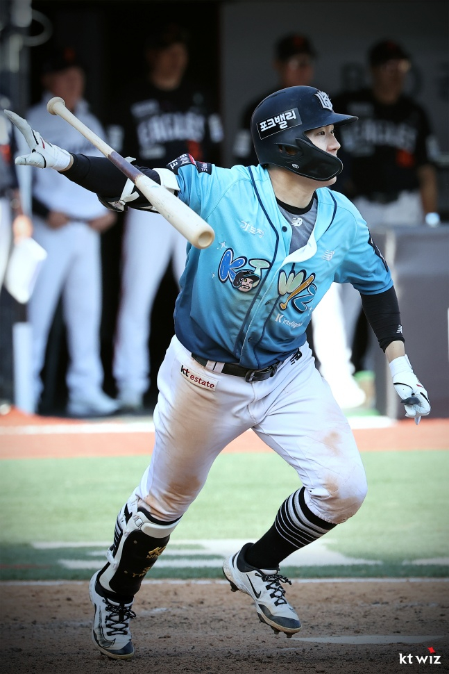 Choi Won-jun de KT conecta un hit durante el partido contra Hanwha el día 17. /Foto=proporcionado por KT Wiz