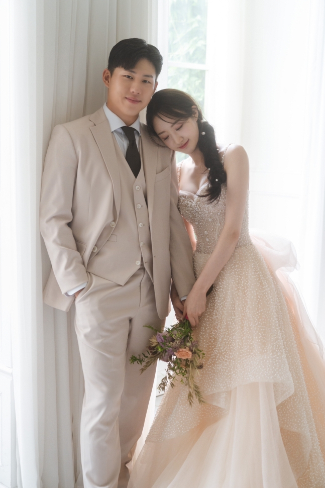 La pareja Choi Won-jun y Nam Ye-won. /Foto=proporcionado por KIA Tigers