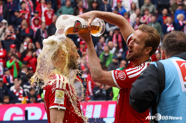 Harry Kane (right), the German Bundesliga top scorer, pours beer on his teammates. /AFPBBNews=NEWS1