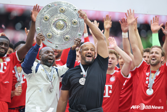 Vincent Kompany, Bayern Munich manager (center), celebrates while holding the championship trophy. /AFPBBNews=NEWS1