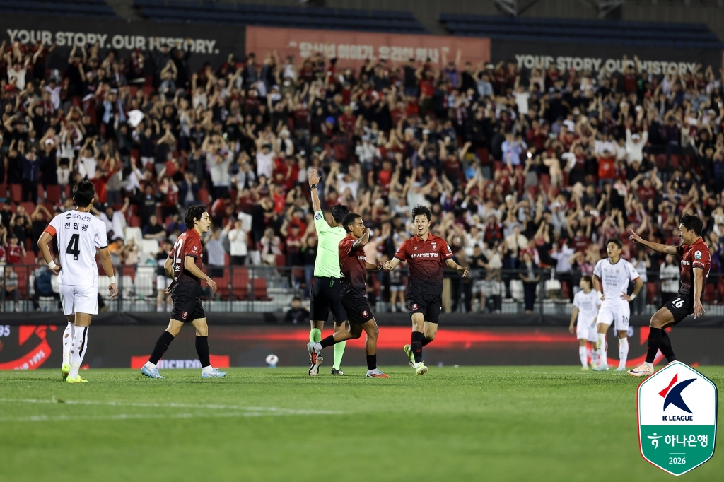 Tia Gingyo (center) celebrates with his teammates. /Photo=Korea Professional Football League