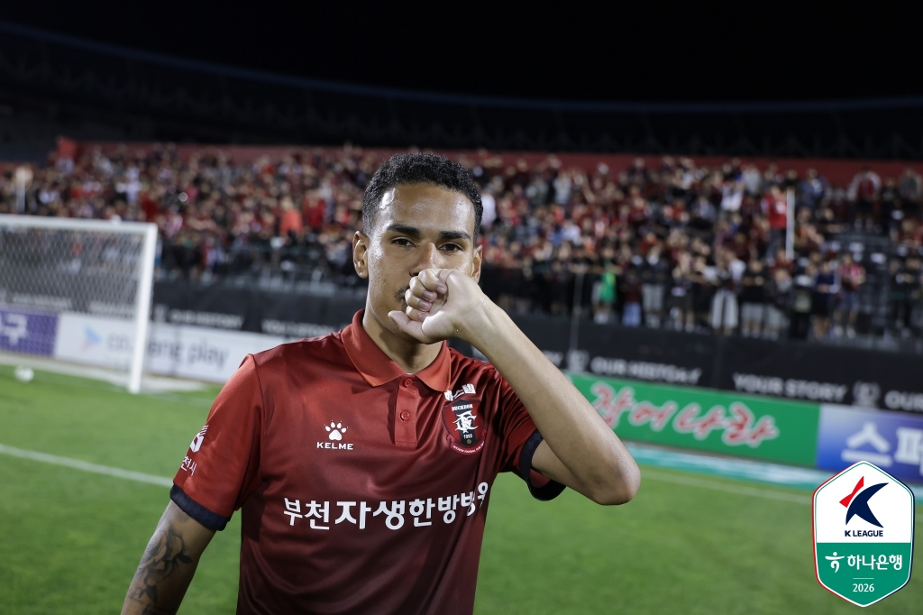 BucheonFC striker Tia Gingyo performs a ring ceremony after defeating Pohang Steelers in the Hana Bank K League 1 2026 Round 15 home match held at Bucheon Stadium on the 17th. /Photo=Korea Professional Football League