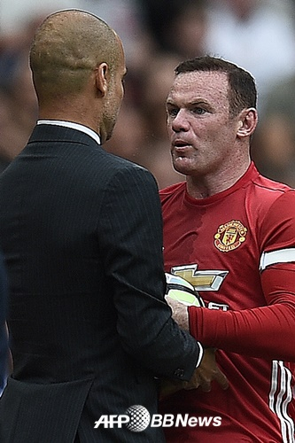 Pep Guardiola (left) and Wayne Rooney. /AFPBBNews=NEWS1