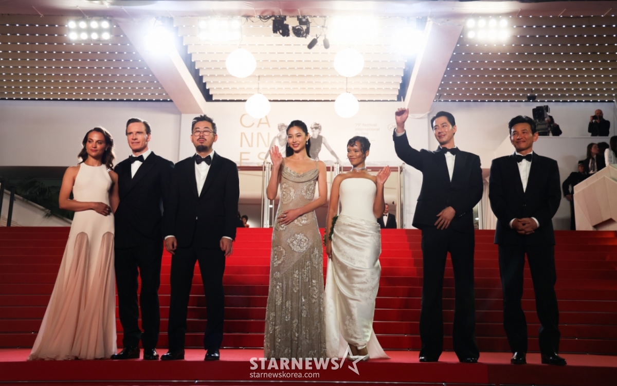 （カンヌ=ニュース1）イ·ジュンソン特派員=第79回カンヌ国際映画祭のコンペティション部門招待作「ホープ」の公式試写会が終わった18日（現地時間）、フランス南部の小都市カンヌ·パレ·デ·フェスティバル（Palais des Festivals）リュミエール大劇場前のレッドカーペット階段で、ナ·ホンジン監督と俳優チョン·ホヨン、ファン·ジョンミン、チョ·インソンなどの出演陣が観客に挨拶している。 2026.5.18/ニュース1 Copyright © ニュース1. All rights reserved。無断転載及び再配布、AI学習利用禁止。 /写真=（カーン=ニュース1）李ジュンソン特派員