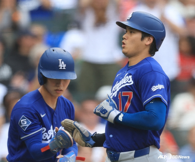 Kim Hye-seong (left) and Shohei Ohtani. /AFPBBNews=NEWS1