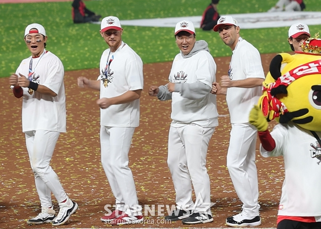 Eric Lawer (second from the left) dances the 'Pikki Pikki' with his KIA teammates after winning the 2024 Korean Series. /Photo=Chief correspondent Kim Jin-kyung