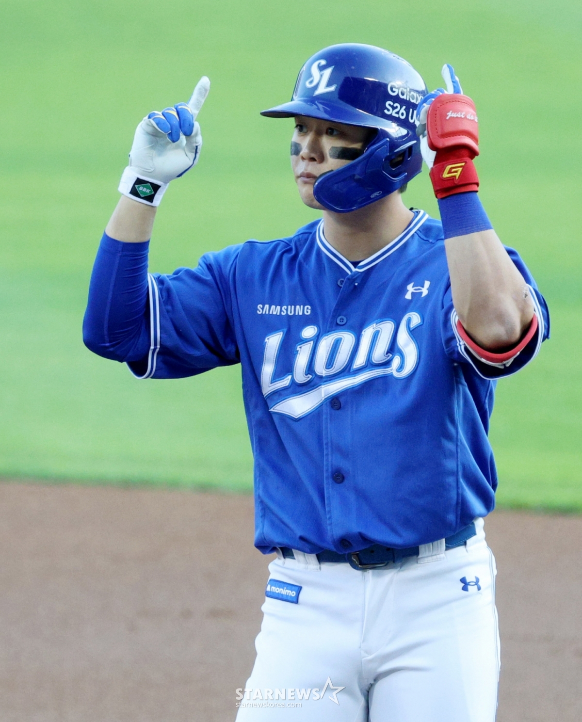 Матч LG Twins против Samsung Lions в лиге SOL KBO 2026 состоялся 12-го числа на бейсбольном стадионе Джамсиль в Сеуле.  Самсунг Пак Сын Гю проводит церемонию после того, как ударит правым ударом с двух аутов и первой базы в начале первого иннинга. /Фото = Ким Джин Кён.jinkyung@