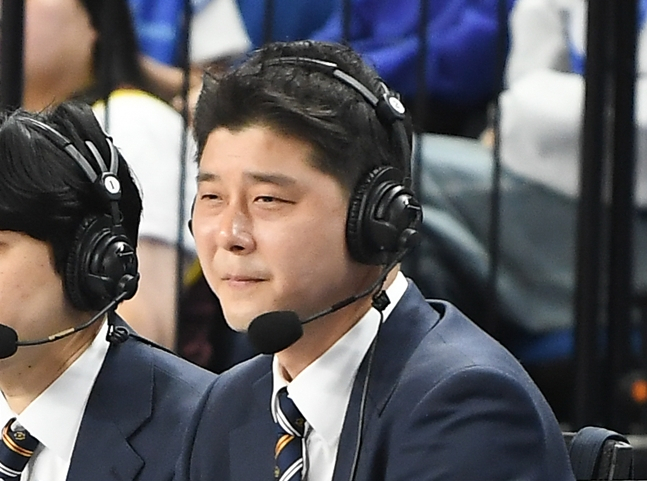 Huấn luyện viên trưởng mới Kim Do-soo tại thời điểm làm bình luận viên. /Ảnh = KBL
