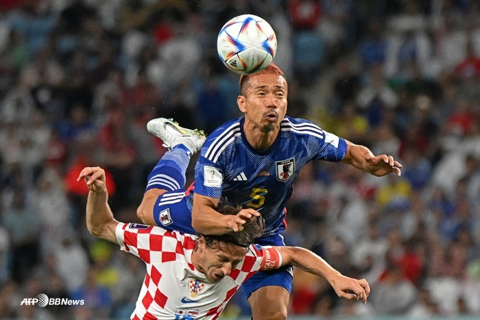 Yuto Nagatomo (arriba) en un duelo de balón durante el partido contra Croacia en la Copa del Mundo de Catar 2022. /Foto=AFPBBNews=NEWS1