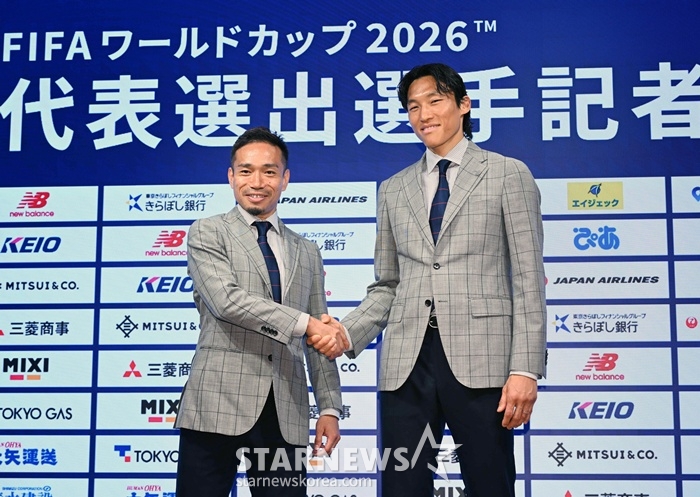 Yuto Nagatomo (izquierda) estrecha la mano de su compañero de equipo Kim Seung-gyu, quien acompañó a la rueda de prensa del día 17. /Foto=Reuters=NEWS1
