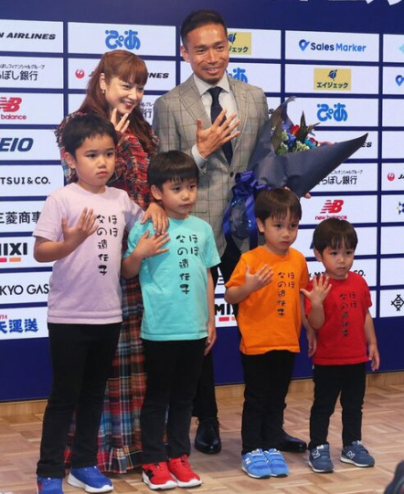 El día 17, en la rueda de prensa de Nagatomo, su esposa, la actriz Ai Taira, y sus cuatro hijos asistieron vistiendo camisetas con la frase "casi los genes de su padre", lo que llamó la atención. /Foto=Captura de Tokyo Sports, Japón