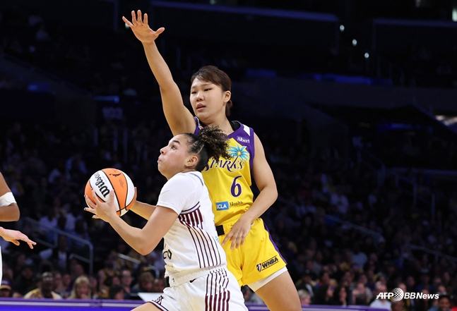 Park Ji-hyun defendiendo en el partido del 18 (derecha). /AFPBBNews=NEWS1
