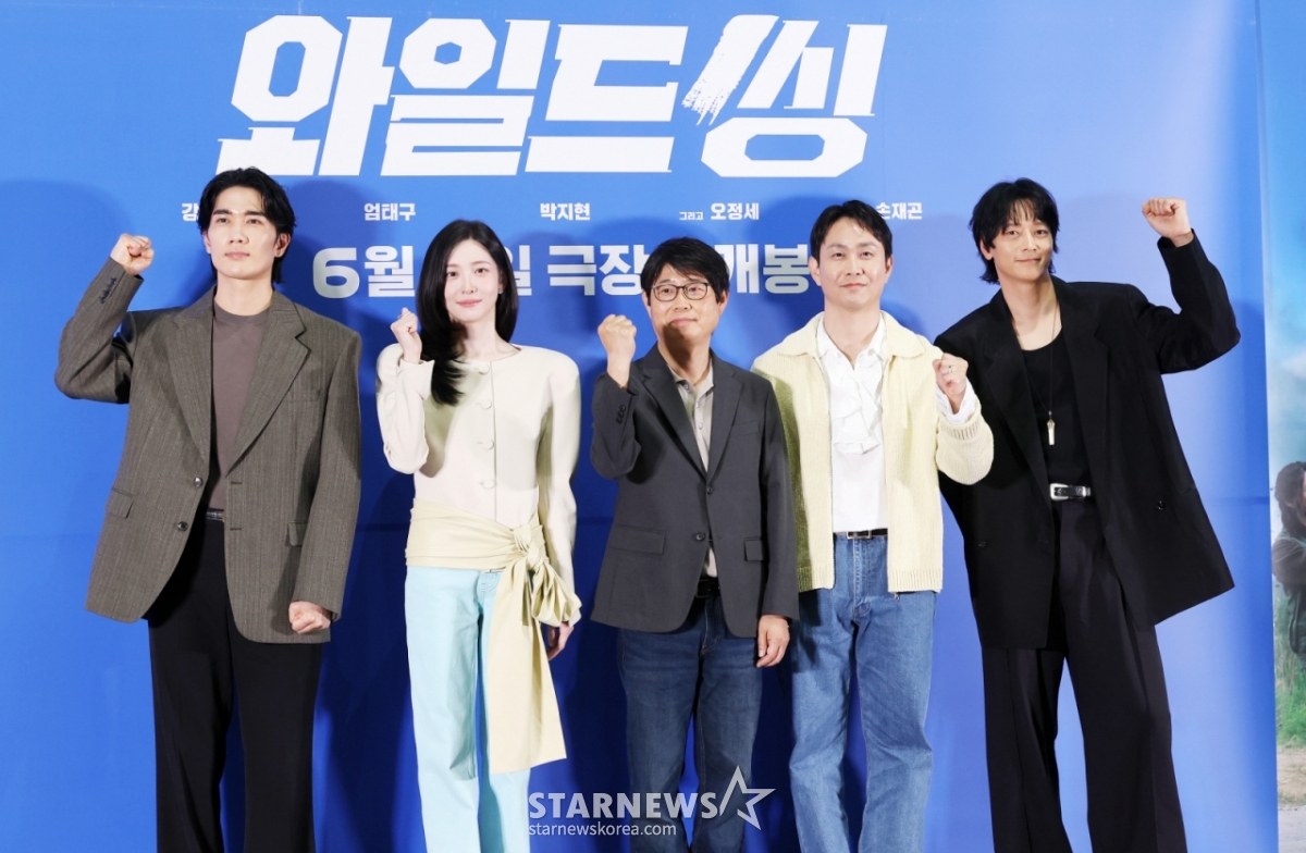 Los actores Eom Tae-gu, Park Ji-hyun, el director Son Jae-gon, el actor Oh Jung-se y Kang Dong-won posaron el día 18 en el Lotte Cinema World Tower de Songpa-gu, Seúl, durante la proyección de prensa y rueda de prensa de la película "Wild Thing". /2026.05.18 /Foto=reportero Kim Hwi-seon hwijpg@