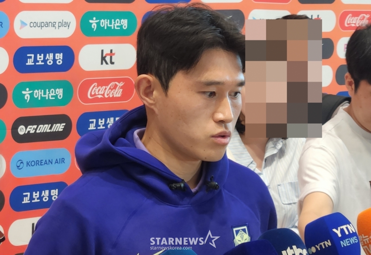 出国前回答记者提问的李东京。 =照片:朴建道。