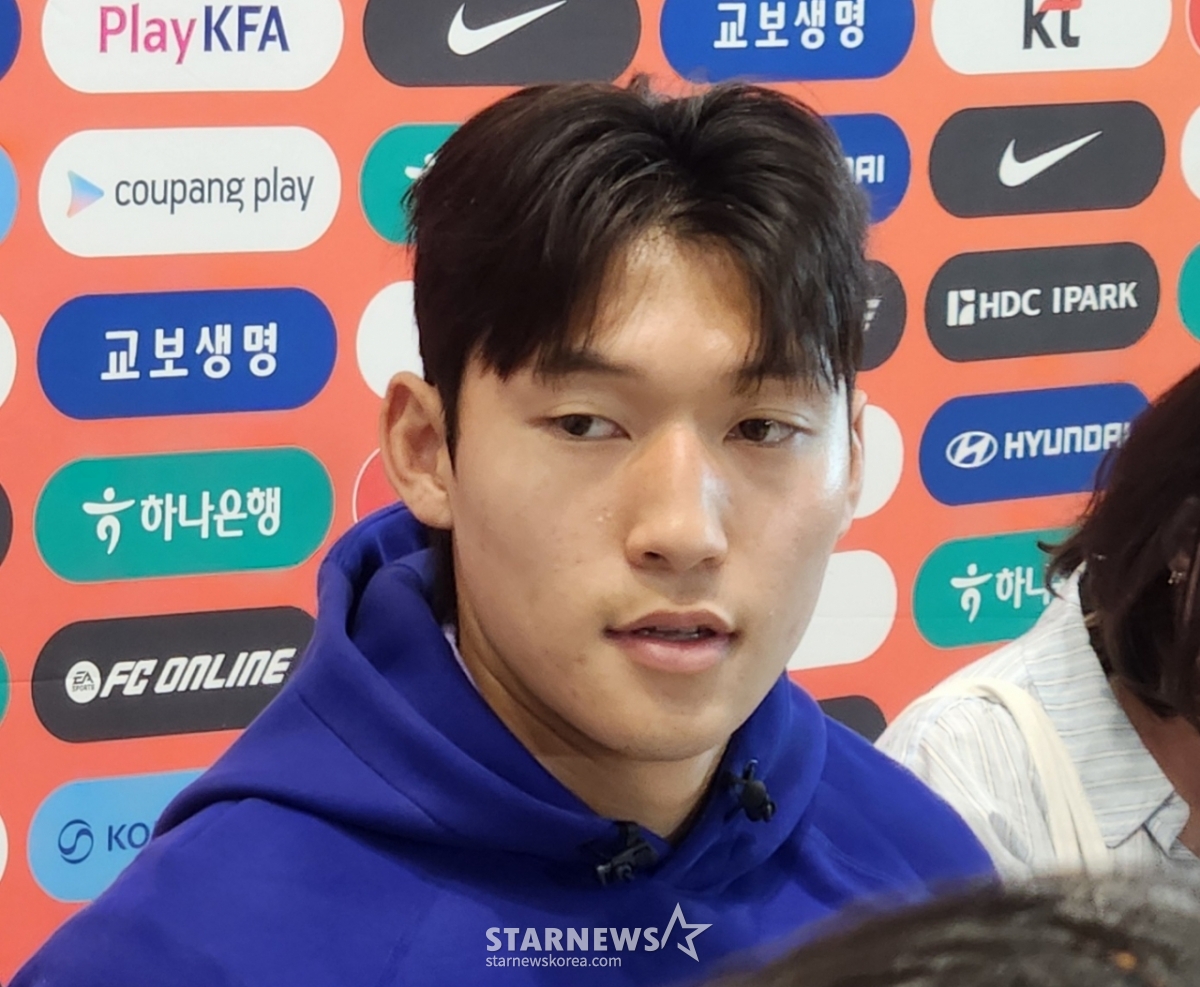 Bae Jun-ho answering reporters' questions at the departure scene. /Photo=Reporter Park Geon-do