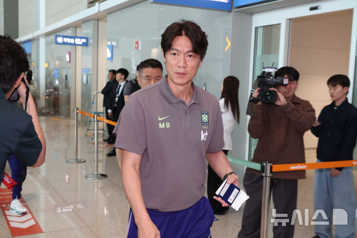Coach Hong Myung-bo departing through Incheon International Airport. /Photo=NEWSIS