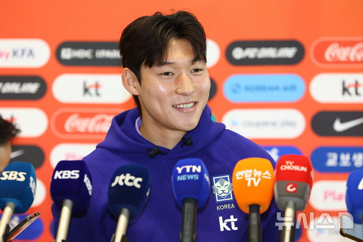 Bae Jun-ho smiling at reporters' questions. /Photo=NEWSIS