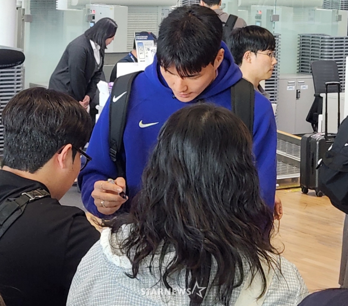 Song Beom-geun responding to fans' autograph requests. /Photo=Reporter Park Geon-do