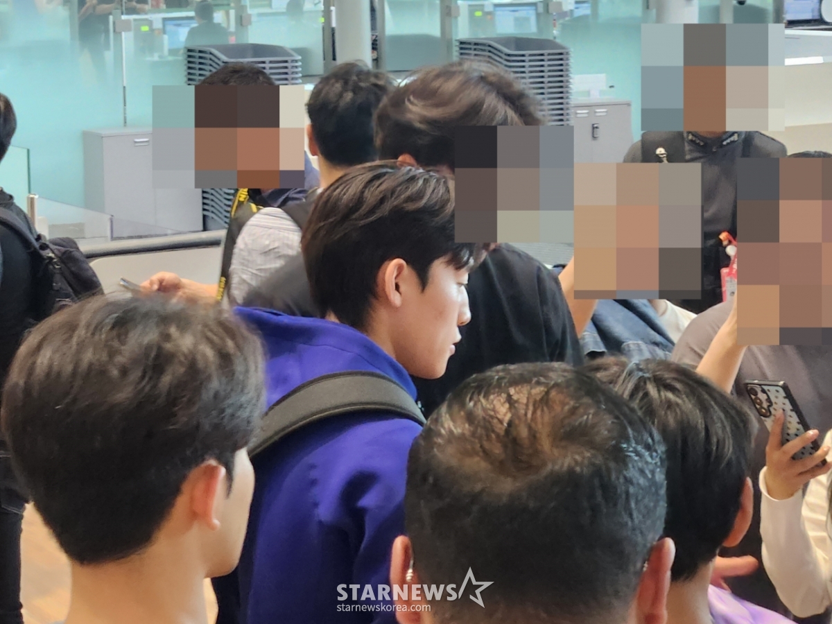 Bae Jun-ho (center) signing autographs for fans. /Photo=Reporter Park Geon-do