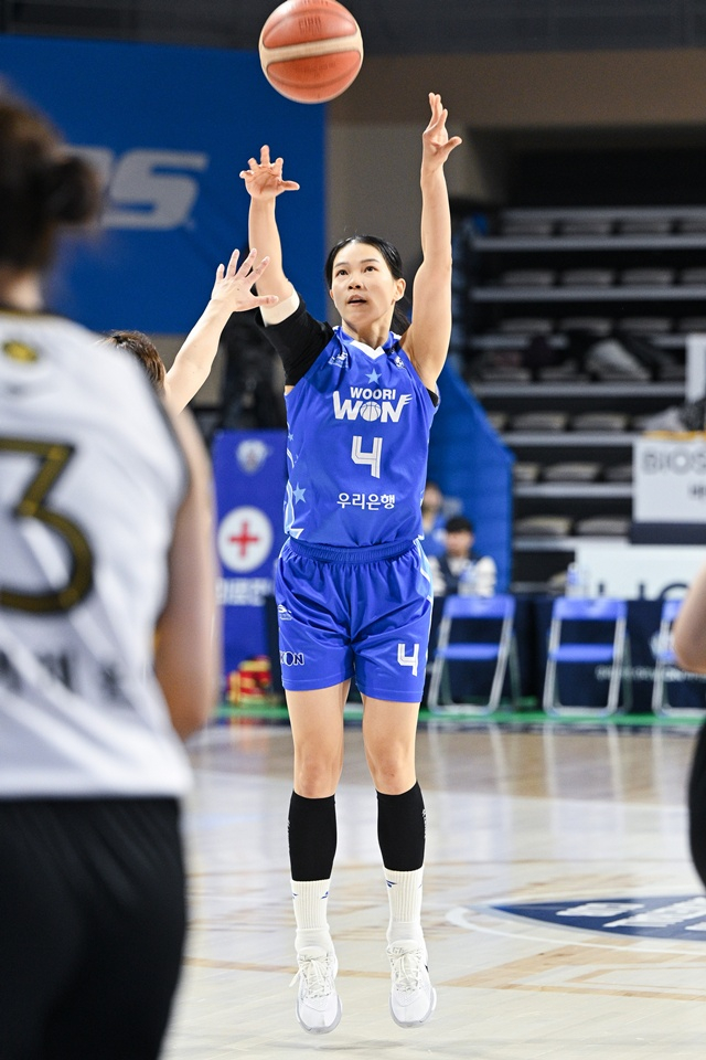 Kim Ye-jin concentrada en el partido. /Foto=WKBL