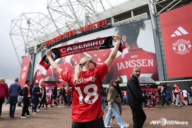 Manchester United fans entering the Manchester United stadium wearing Casemiro jerseys. /AFPBBNews=NEWS1