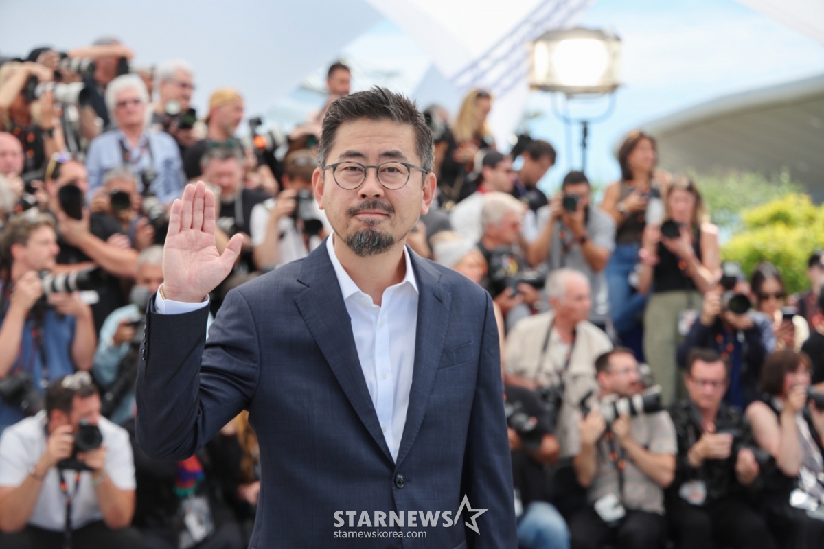 18日(当地时间),在法国南部小城市戛纳电影节(Palais des Festivals)举行的竞争单元入围作品《hope》的拍照邀请会上,罗宏镇导演正在向记者们致意。 2026.5.18/新闻1 Copyright©新闻1. Allrights reserved.禁止擅自转载和重新发布,禁止使用AI学习。 =照片=戛纳=news1特派记者李俊成。