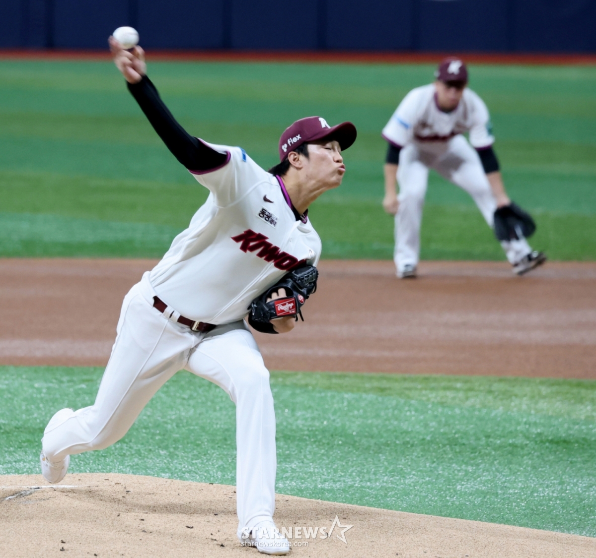 Kiwoom Heroes right-handed pitcher An Woo-jin is seen pitching as a starter during the 2026 KBO League Kiwoom Heroes vs. Hanwha Eagles game held at Gocheok Sky Dome on the 14th. 2026.05.14. /Photo=Senior reporter Kang Young-jo cameratalks@